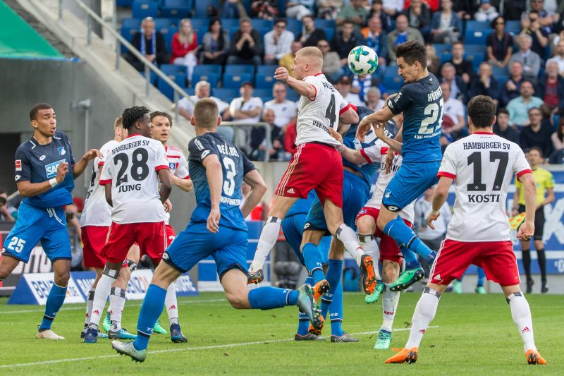 Packendes Kopfballduell