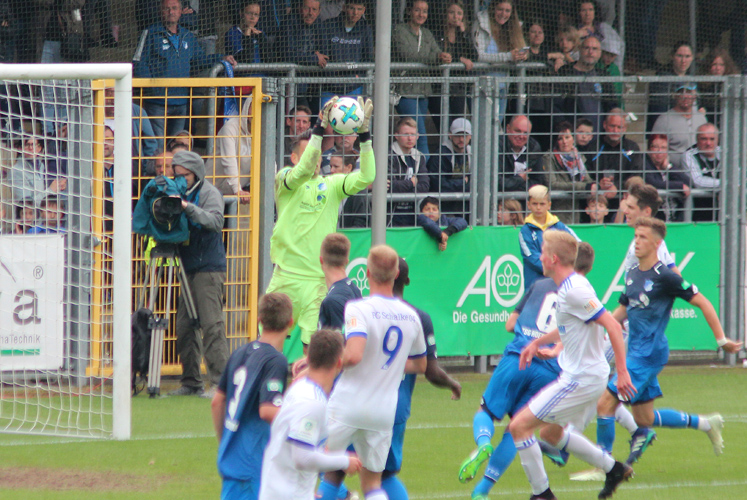 Keeper Stefan Drljaca, Hoffenheims Bester, fängt eine Flanke sicher