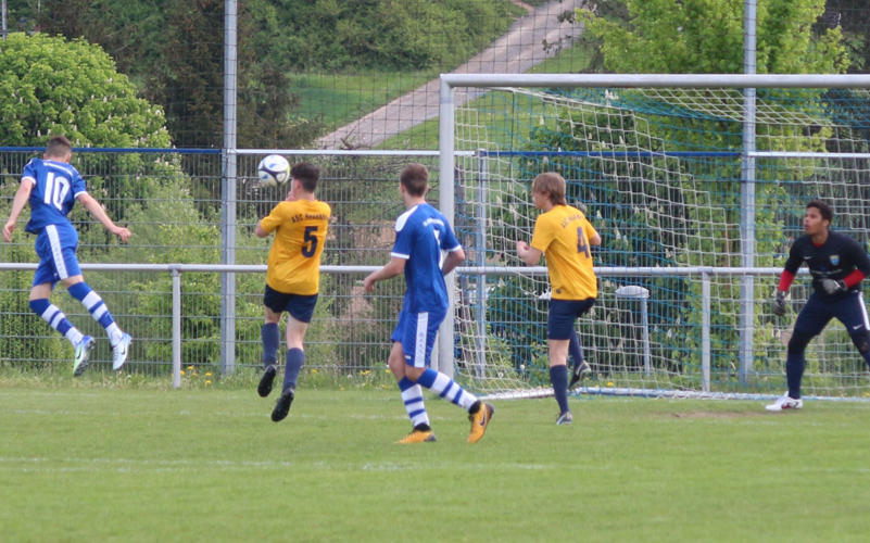 Dennis Bauer (li.) verfehlt per Kopfball knapp das Neuenheimer Tor