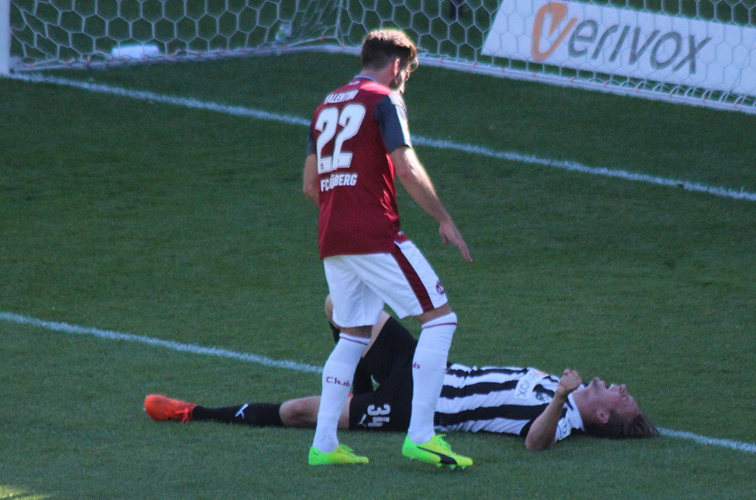 Schwer verletzt liegt SVS-Spieler Knipping am Boden. Der Innenverteidiger zog sich in der allerletzten Aktion einen Schienbeinbruch zu.