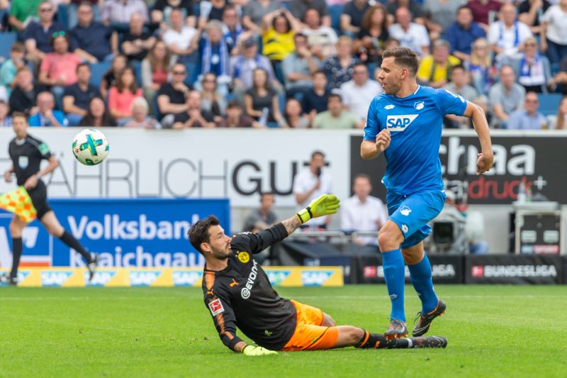 Adam Szalai lupft über Torhüter Bürki zur Hoffenheimer 2:1-Führung