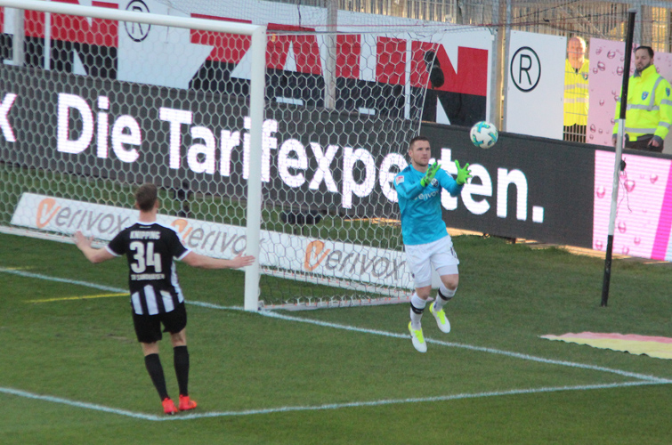 Für SVS-Keeper Marcel Schuhen steht gegen den Club viel Arbeit bevor