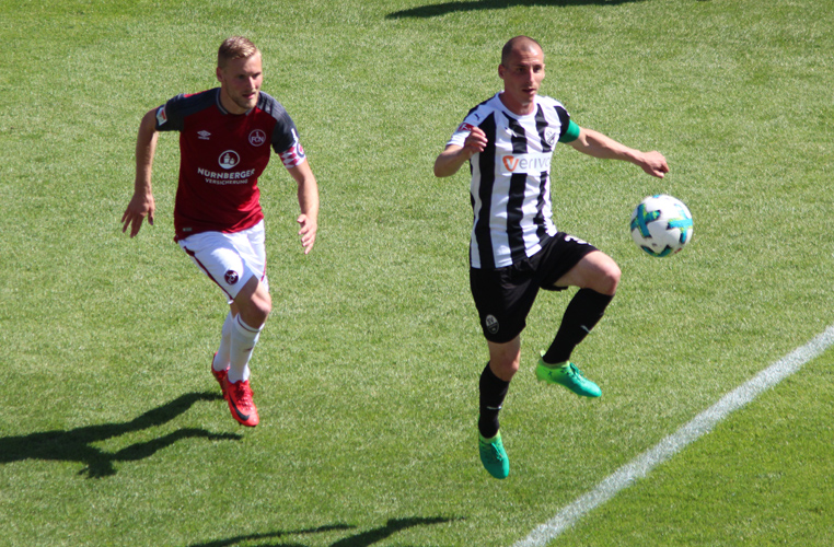 SVS-Kapitän Stefan Kulovits (re.) hat seinen Kontrakt am Hardtwald um ein weiteres Jahr verlängert.