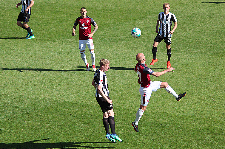 Klingmann (li.) gewinnt ein Kopfballduell