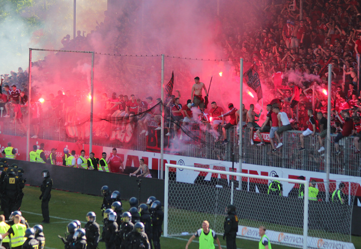 Fackelnder Gästeblock