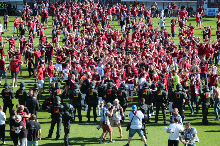 Club-Fans stürmen den Platz