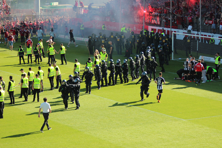 Reichlich Sicherheitskräfte versuchen die Massen zu stoppen