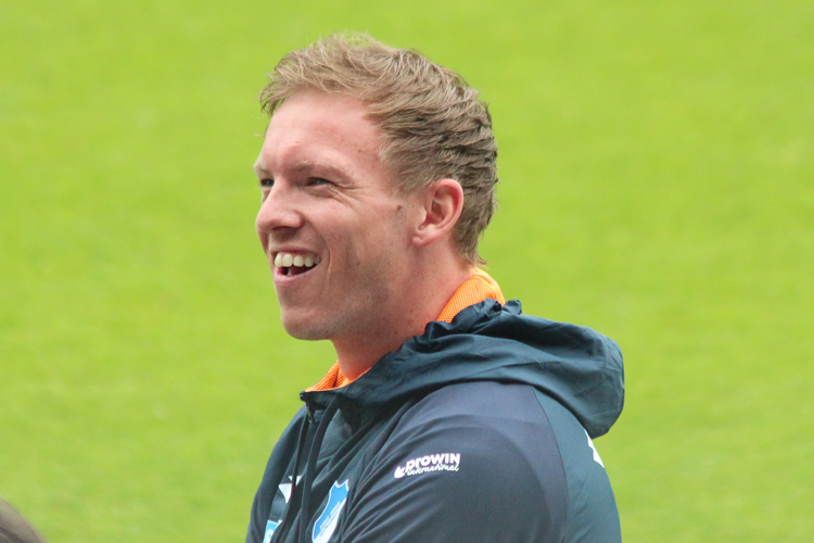 Profi-Trainer Julian Nagelsmann mit guter Laune vor der Partie
