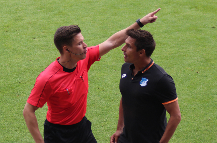 Schiri Michael Bacher im Dialog mit TSG-Coach Marcel Rapp