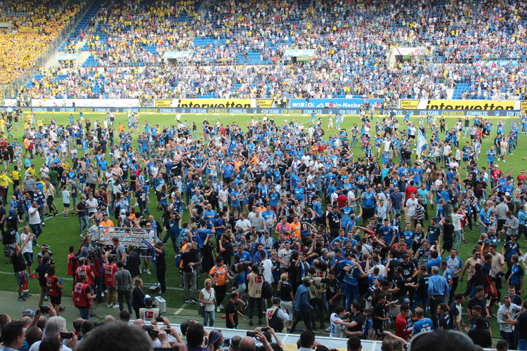 Hoffe-Fans feiern auf dem Spielfeld