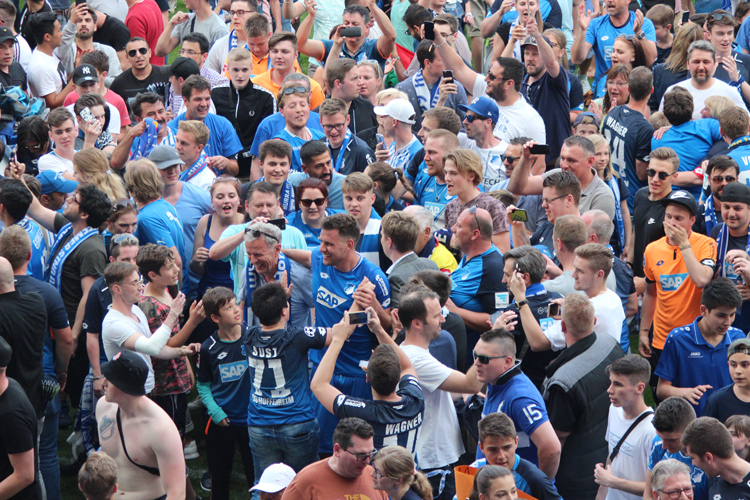 Hoffe-Fans feiern auf dem Spielfeld