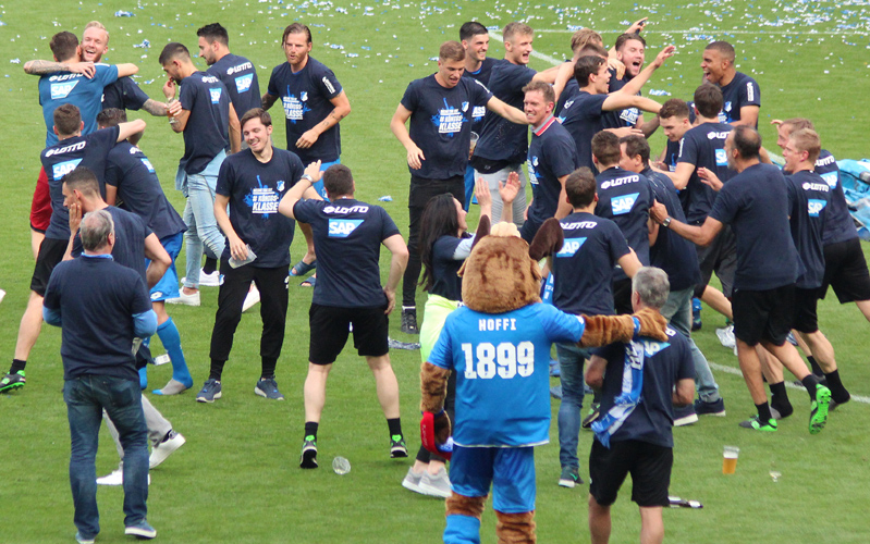 Die TSG-Profis beim Feiern vor der Fankurve
