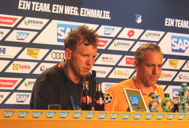 Ein durchnässter Nagelsmann (li.) neben Pressesprecher Kliem