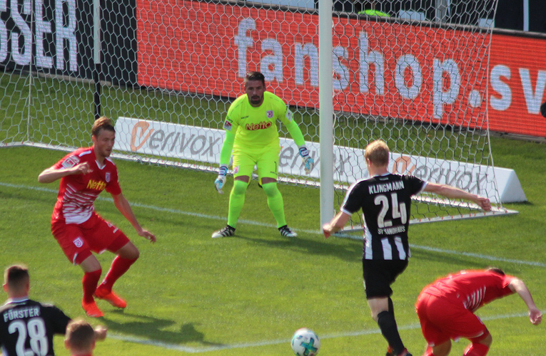 Philipp Klingmann (2. v.r.) mit einer Torchance