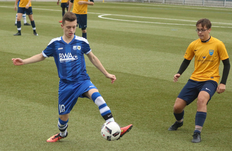 Dennis Bauer mit Ballkontrolle