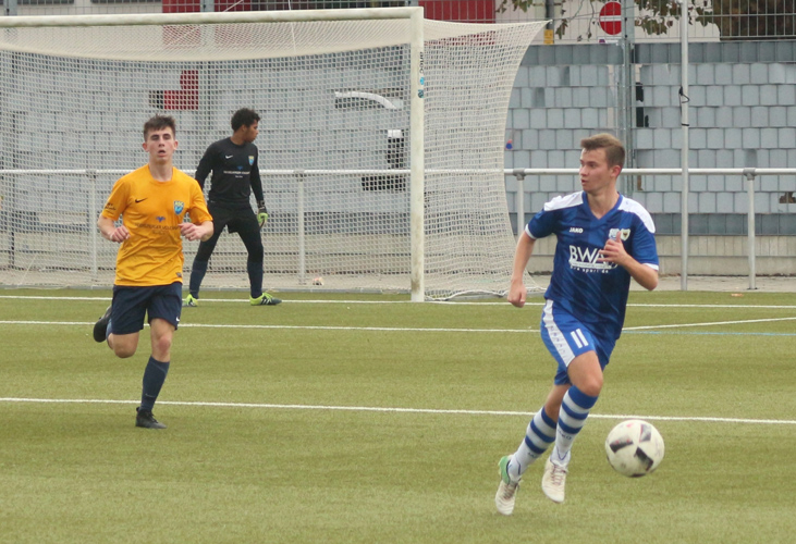Ruben Bernhard treibt den Ball nach vorn