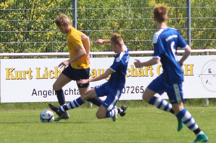 Luca schinkmann klärt per Grätsche