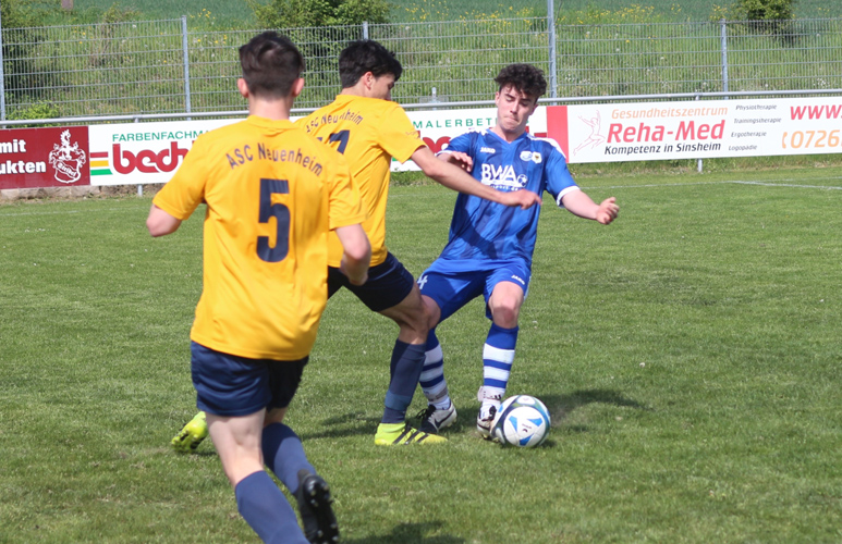 Michael Rohfleisch (re.) gegen zwei Gegenspieler