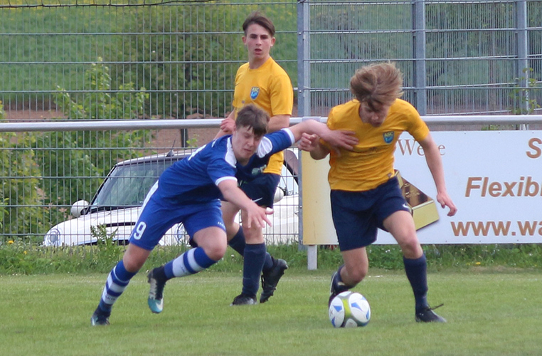 Dominik Schock (li.) im Zweikampf
