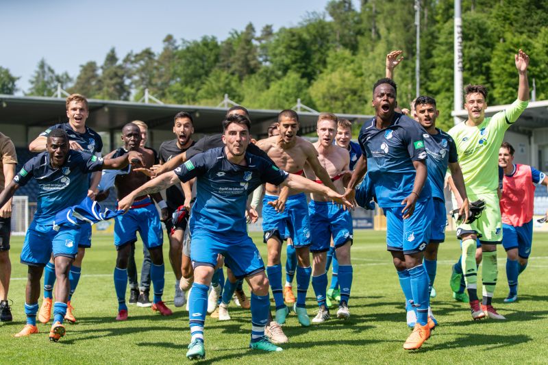 Ausgelassene Feier nach dem Abpfiff