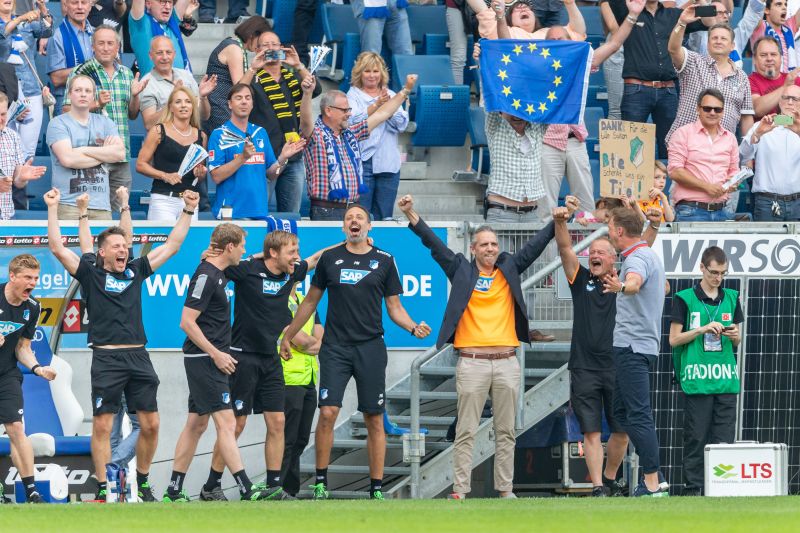 Ausgelassene Freude vor der Hoffenheimer Auswechselbank