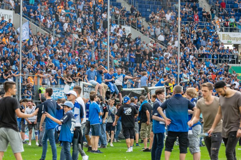 Hoffe-Fans feiern auf dem Spielfeld