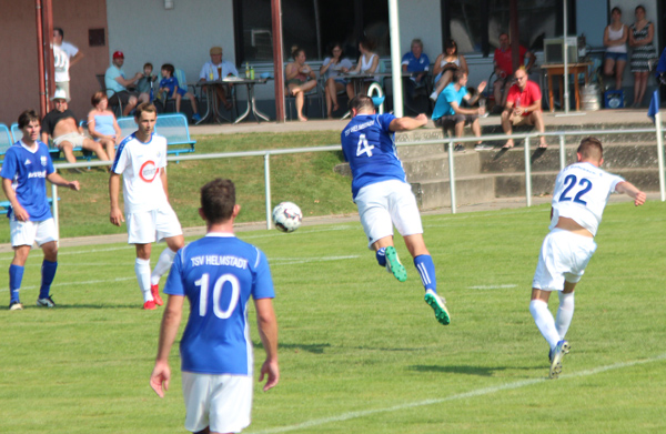 Dennis Bauer scheitert mit einem Distanzschuss an TSV-Keeper Thomas Geiger
