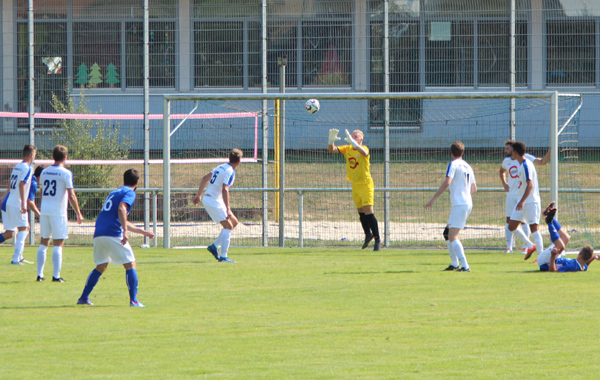SV-Keeper Romig fängt den Ball sicher