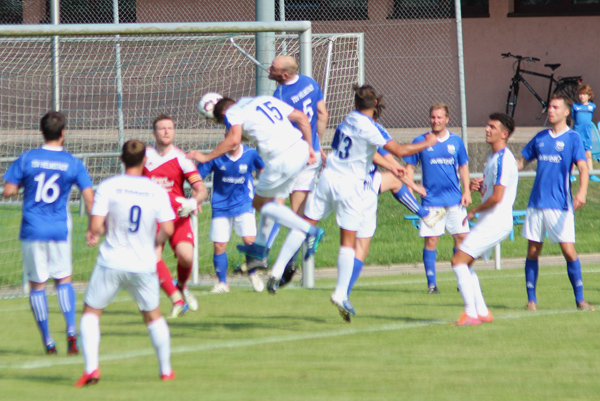 Fabian Hack (nr. 15) verfehlt per Kopf das TSV-Tor nur knapp