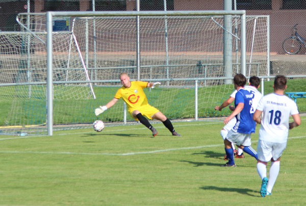 Glückj für den SVR. der Ball geht ans linke Außennetz