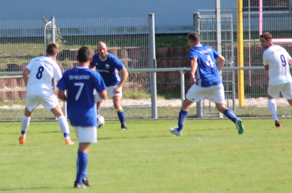 Nils Reißfelder (Nr.8) trifft zum 1:0 für Rohrbach