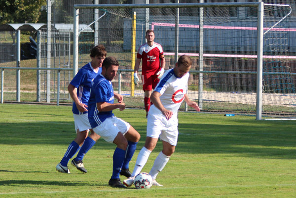Adrian Neuberger setzt sich rechts durch und erhöht per Lupfer auf 2:0