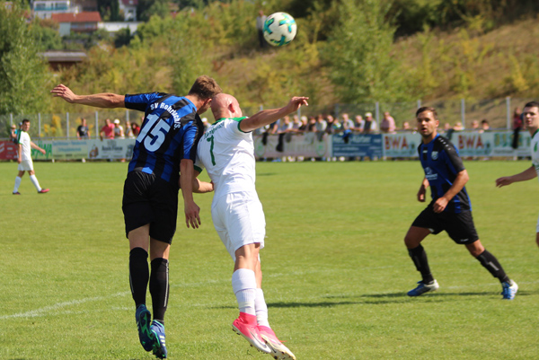 Rohrbachs Hack (li.) beim Kopfballduell