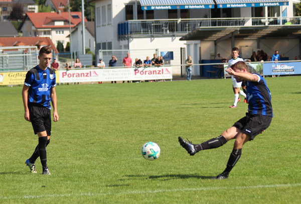 Dowalil erzielt per Freistoß ...