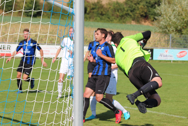 ... ins rechte obere Eck das 1:0 für den SVR