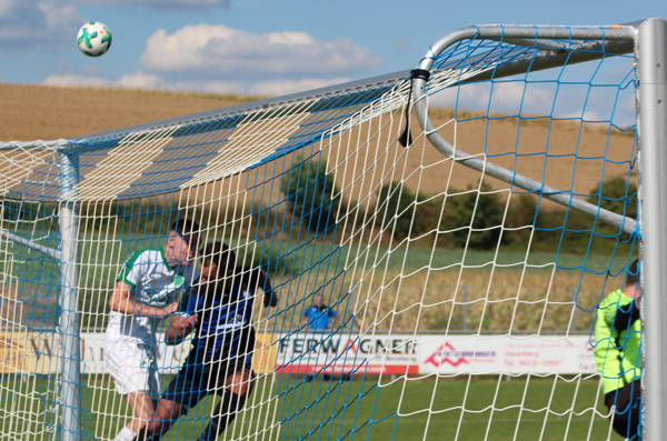 Ein FC-Spieler rettet per Kopf auf der Torlinie