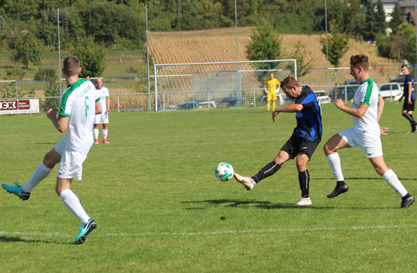 Neuberger versucht es per Distanzschuß