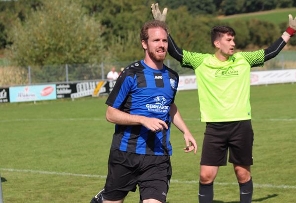 Ohlhauser freut sich nach seinem Treffer zum 2:0