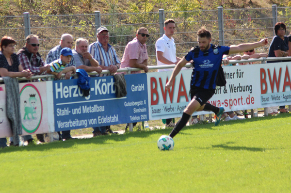 Heinlein mit einer Flanke von rechts