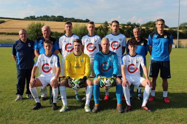 Die Neuzugänge 2018/19 des SV Rohrbach/S.: Hintere Reihe von links: Kunkel, Rolf (Betr.); Kistler, Jürgen (SpA-Vors.); Hockenberger, Tim; Bauer, Dennis; Karolus, Robin; Oliveira, Paulo (Betr.); Heger, Joachim (Trainer). Vordere Reihe von links: Reißfelder, Nils; Bayer, Marvin; Romig, Nico; Rohfleisch, Michael.