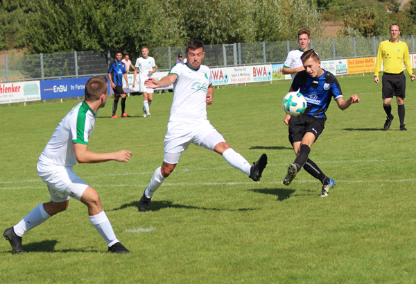 Dennis Bauer verfehlt mit einer Direktabnahme knapp das FC-Tor