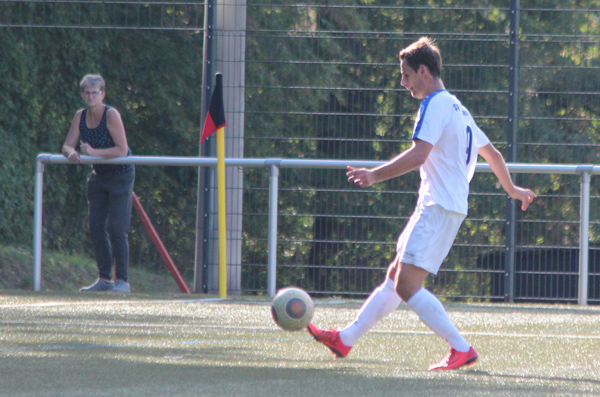 Robin Karolus lupft über den VfB-Keeper zum 2:0