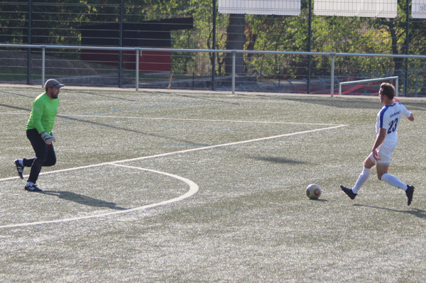 Dowalil bleibt am VfB-Keeper hängen
