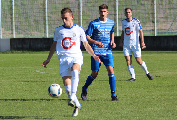Dennis Bauer beim Spielaufbau