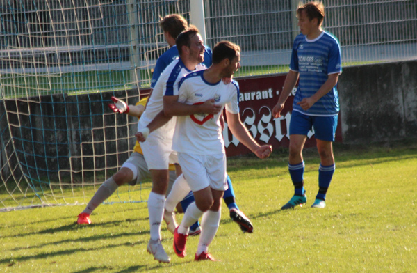 Torjubel nach dem 2:2 durch Robin Karolus