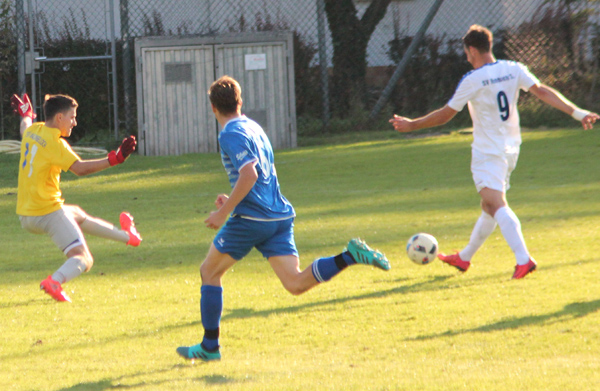 Karolus versucht es per Lupfer über Torhüter Benz