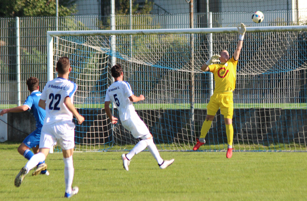 Waldangellochs Torschütze zum 2:1 Jan-Eike Attner (li.) schießt aus aussichtsreicher Position übers Rohrbacher Tor