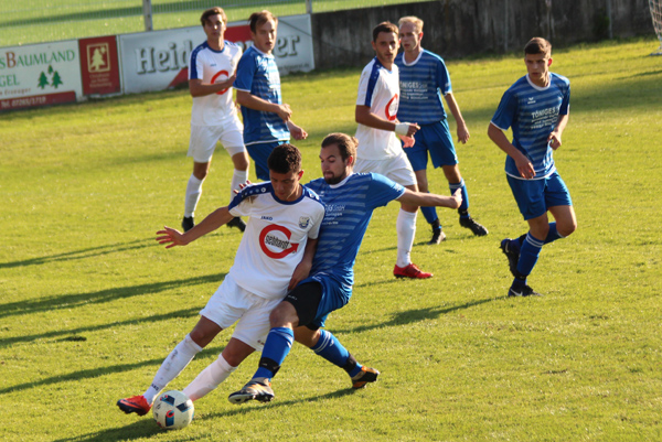 Matteo Francesca (li.) im Zweikampf mit Waldangellochs Björn König