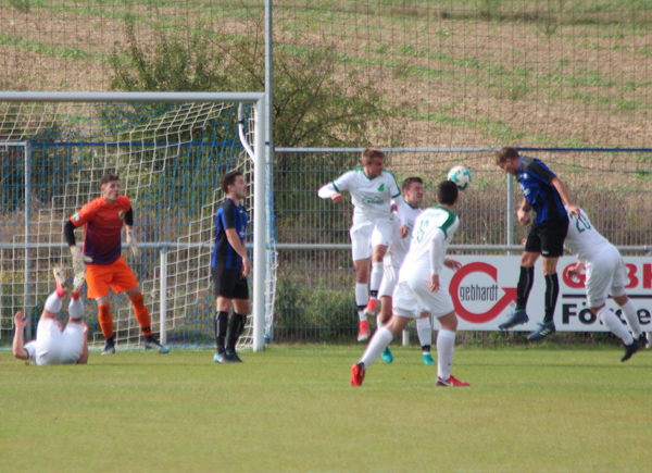 Fabian Hack köpft aufs FC-Tor