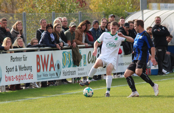 Adrian Neuberger (re.) im Zweikampf